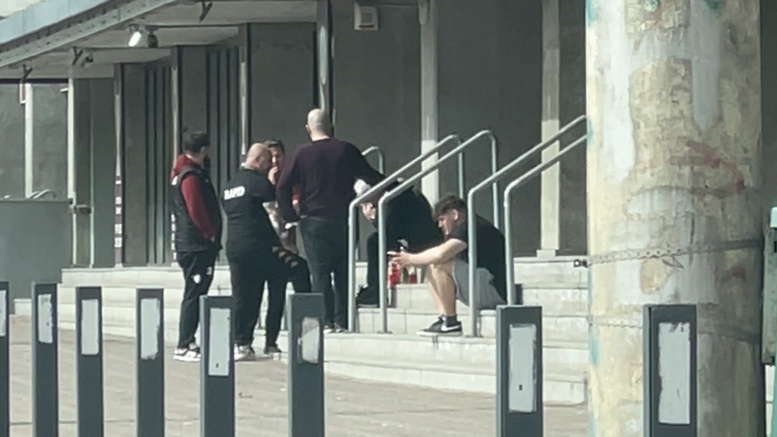 Șumudică, devastat. surprins plângând pe scările magazinului clubului, după moartea lui Boupendza (4).jpeg