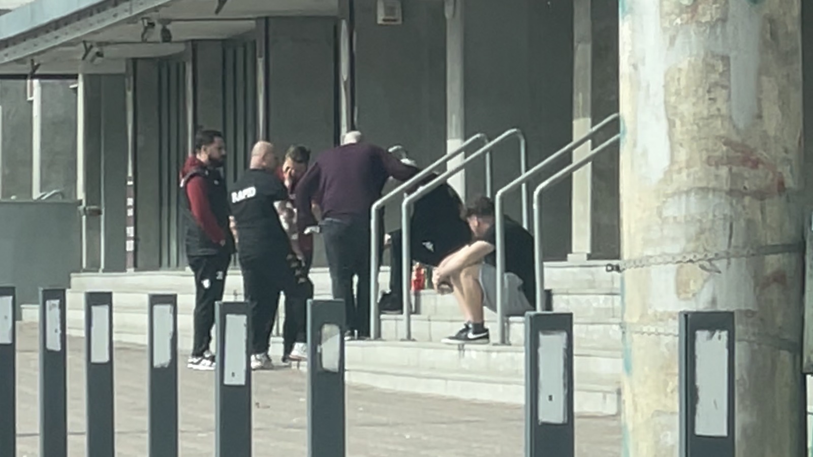 Șumudică, devastat. surprins plângând pe scările magazinului clubului, după moartea lui Boupendza (5).jpeg