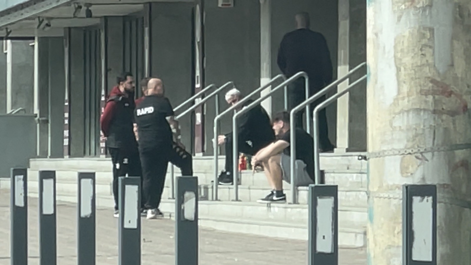 Șumudică, devastat. surprins plângând pe scările magazinului clubului, după moartea lui Boupendza (7).jpeg