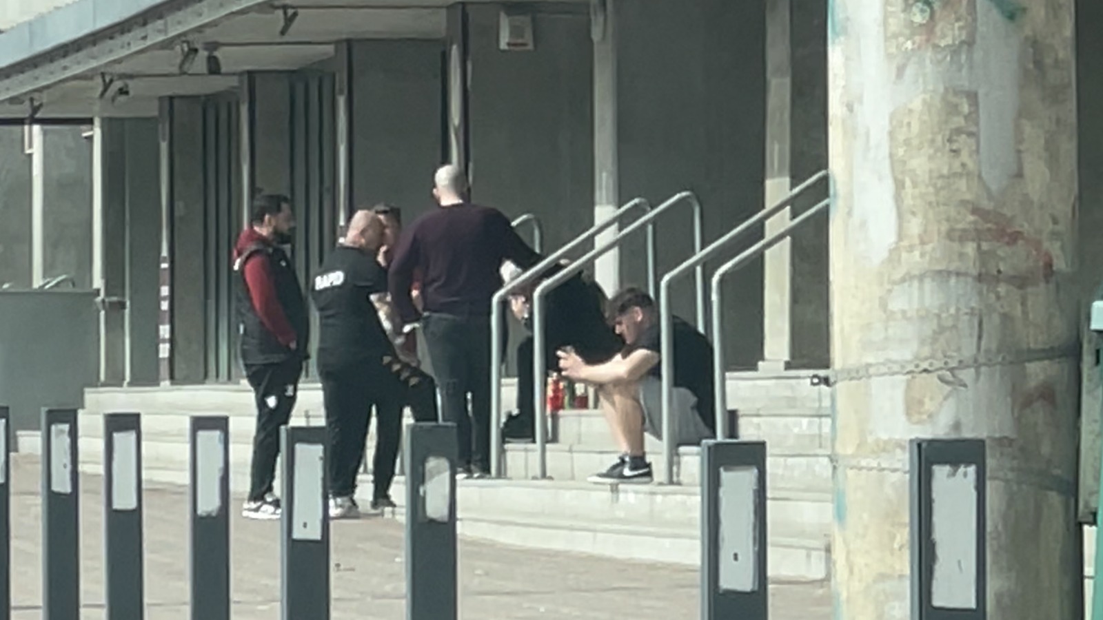Șumudică, devastat. surprins plângând pe scările magazinului clubului, după moartea lui Boupendza (8).jpeg