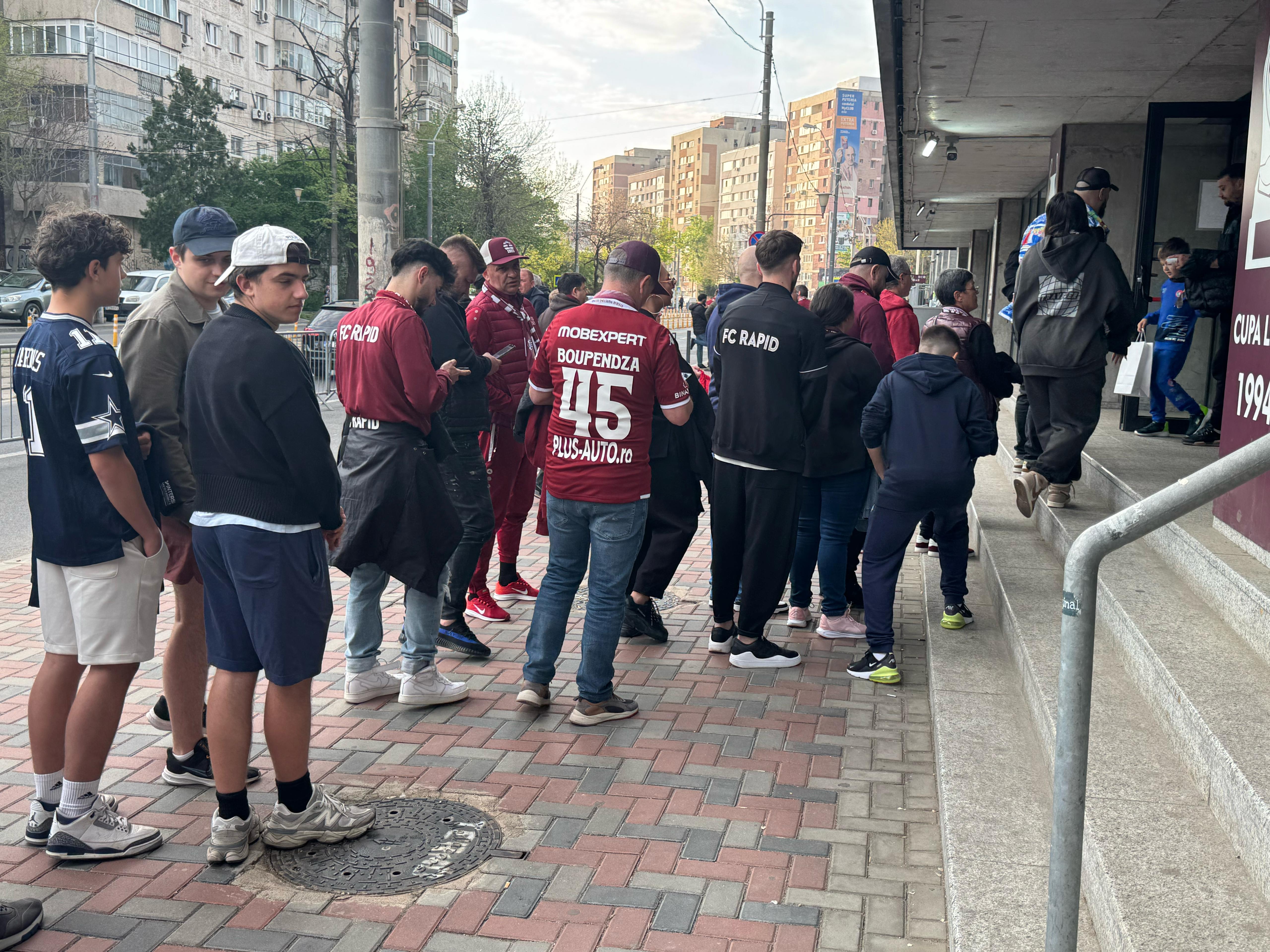 Rapid - U Cluj, fanii au aprins lumânări în memoria lui Aaron Boupendza. FOTO Răzvan Ion, GOLAZO.ro