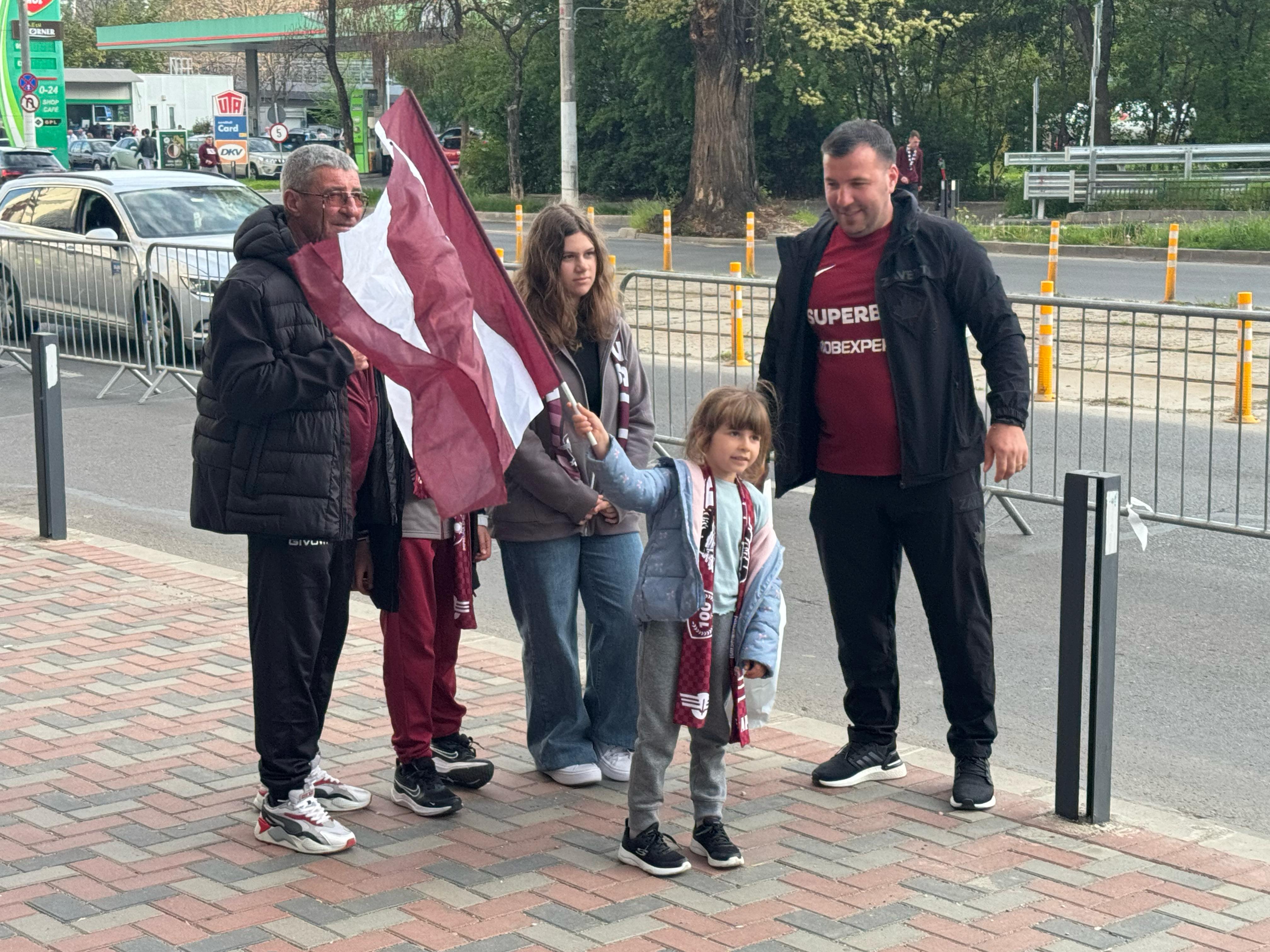Rapid - U Cluj, fanii au aprins lumânări în memoria lui Aaron Boupendza. FOTO Răzvan Ion, GOLAZO.ro