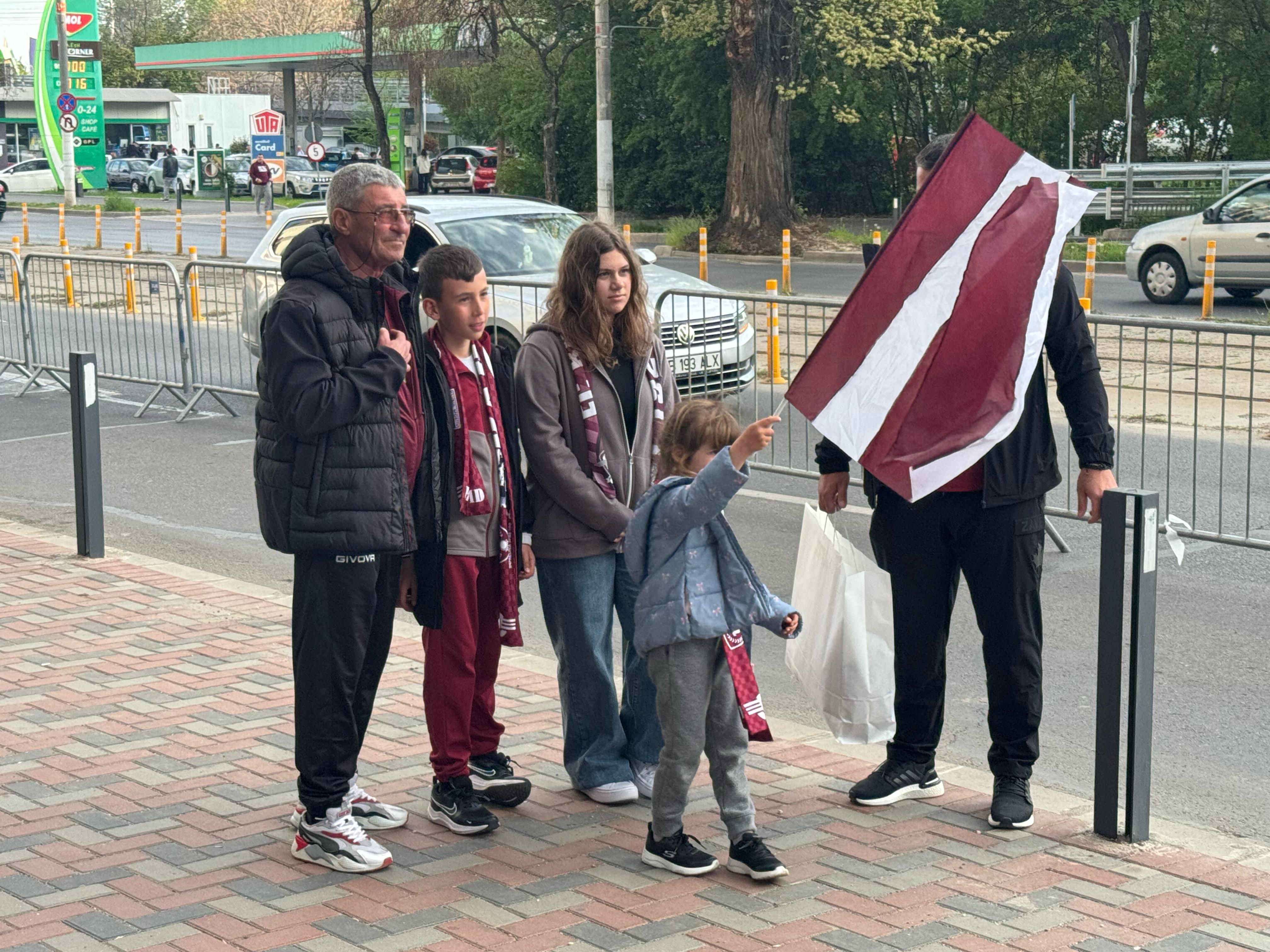 Rapid - U Cluj, fanii au aprins lumânări în memoria lui Aaron Boupendza. FOTO Răzvan Ion, GOLAZO.ro