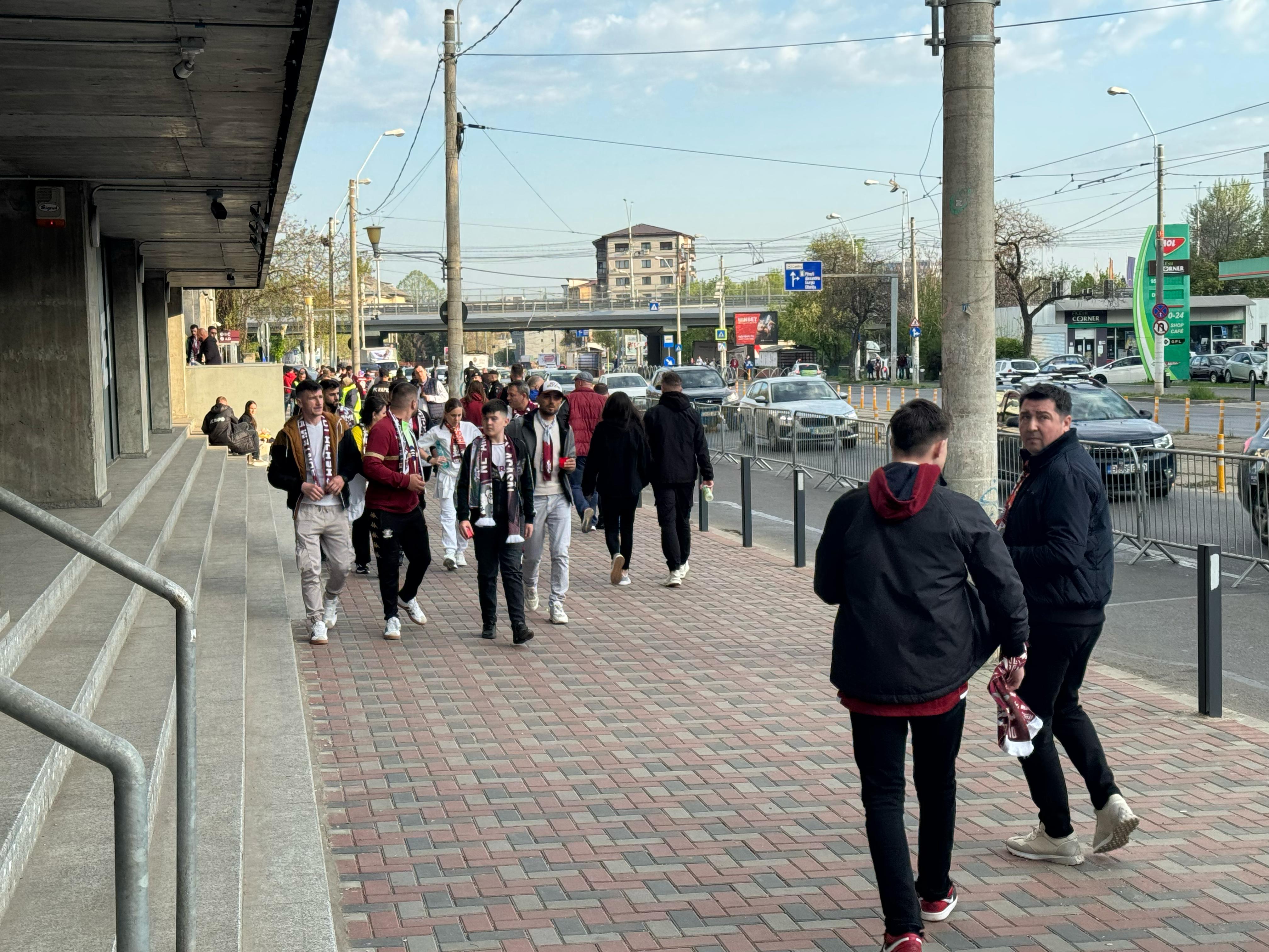 Rapid - U Cluj, fanii au aprins lumânări în memoria lui Aaron Boupendza. FOTO Răzvan Ion, GOLAZO.ro