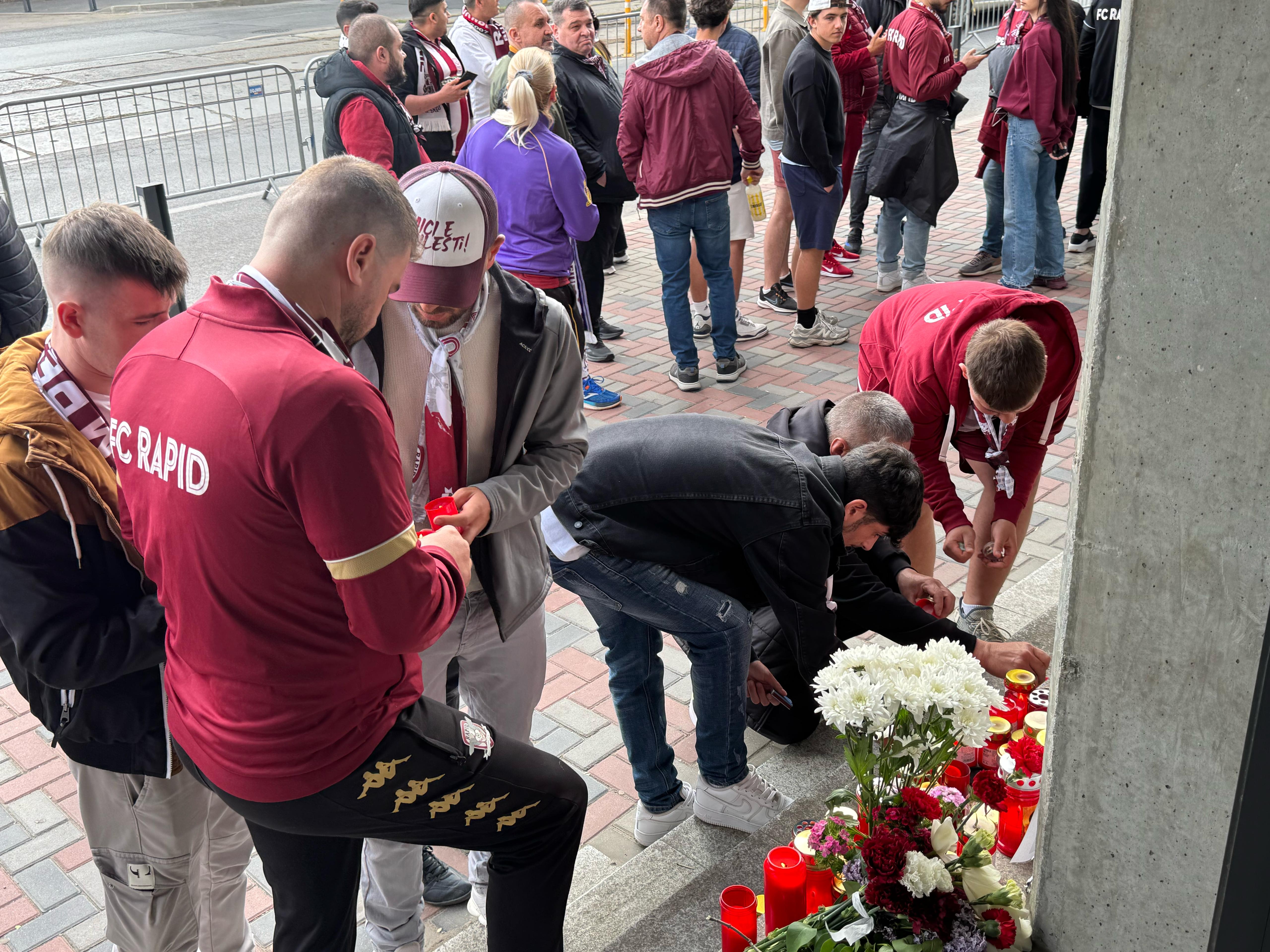 Rapid - U Cluj, fanii au aprins lumânări în memoria lui Aaron Boupendza. FOTO Răzvan Ion, GOLAZO.ro