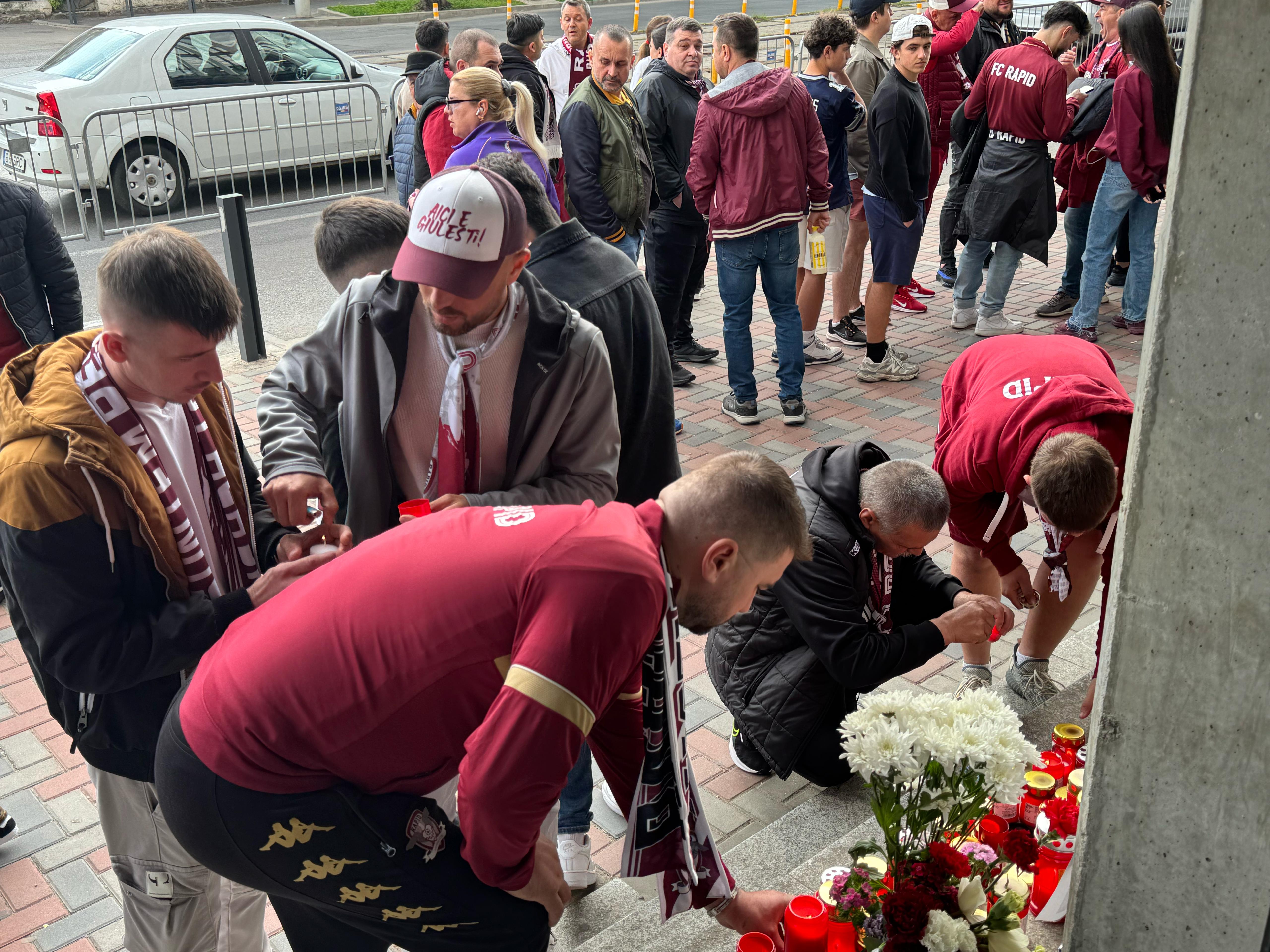 Rapid - U Cluj, fanii au aprins lumânări în memoria lui Aaron Boupendza. FOTO Răzvan Ion, GOLAZO.ro
