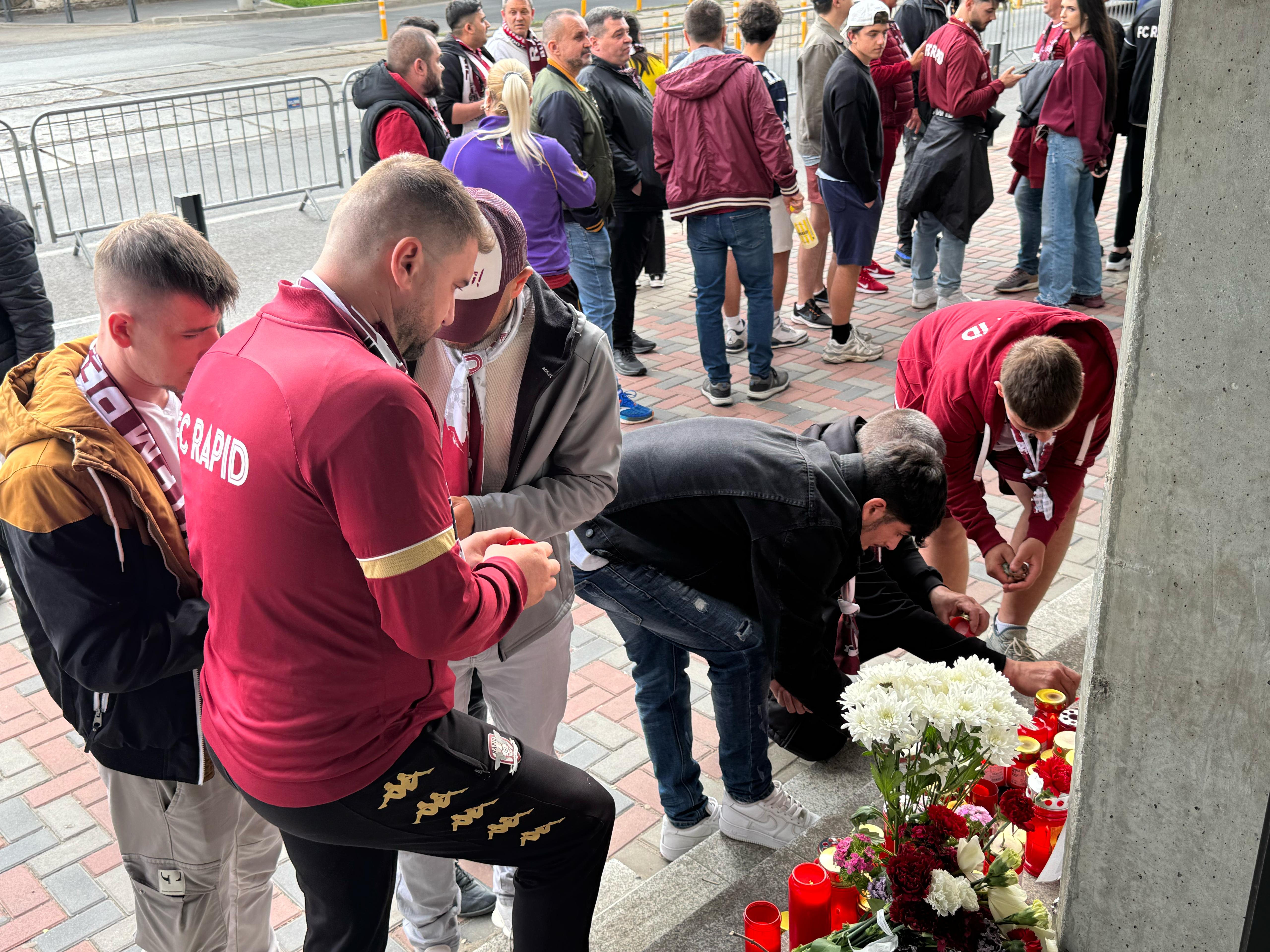 Rapid - U Cluj, fanii au aprins lumânări în memoria lui Aaron Boupendza. FOTO Răzvan Ion, GOLAZO.ro