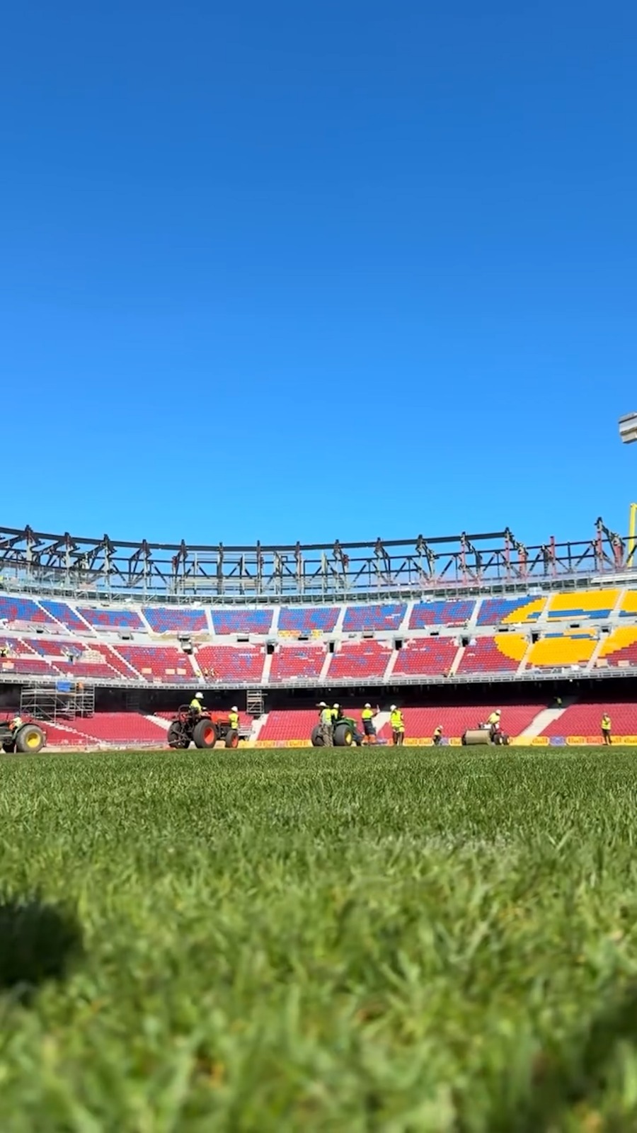 A început instalarea gazonului pe Camp Nou/ Foto: Facebook @ FC Barcelona.jpeg