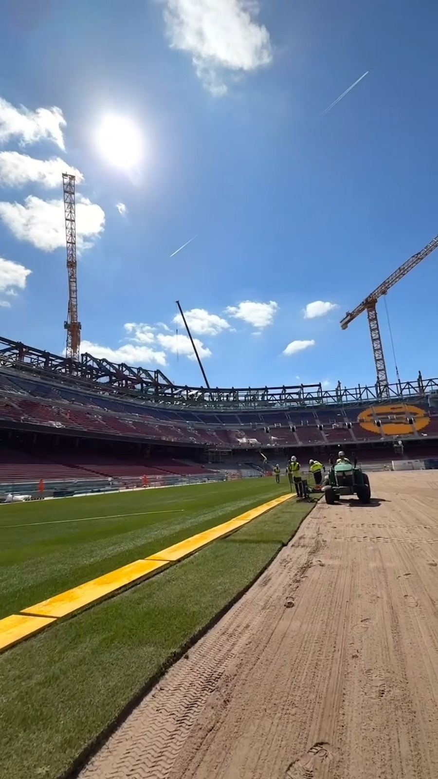 A început instalarea gazonului pe Camp Nou/ Foto: Facebook @ FC Barcelona.jpeg