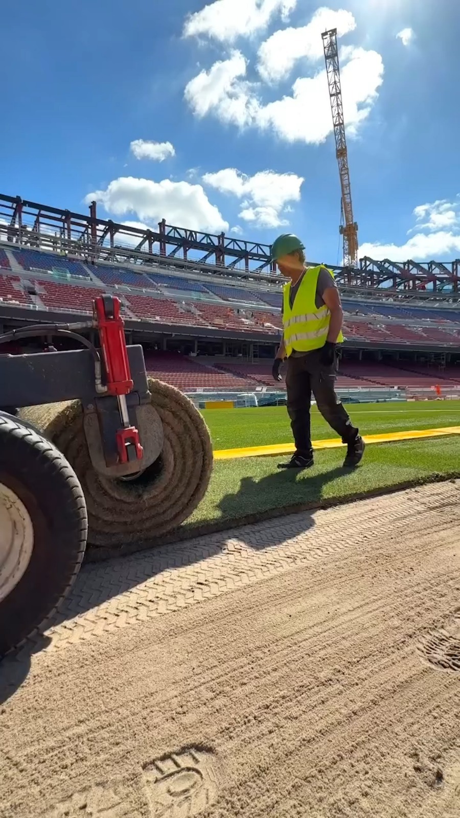 A început instalarea gazonului pe Camp Nou/ Foto: Facebook @ FC Barcelona.jpeg