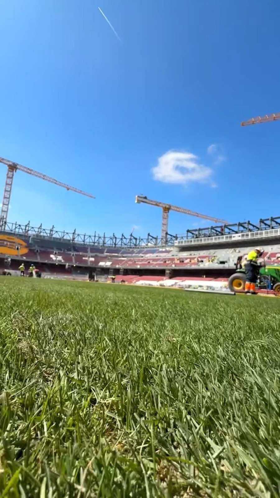 A început instalarea gazonului pe Camp Nou/ Foto: Facebook @ FC Barcelona.jpeg