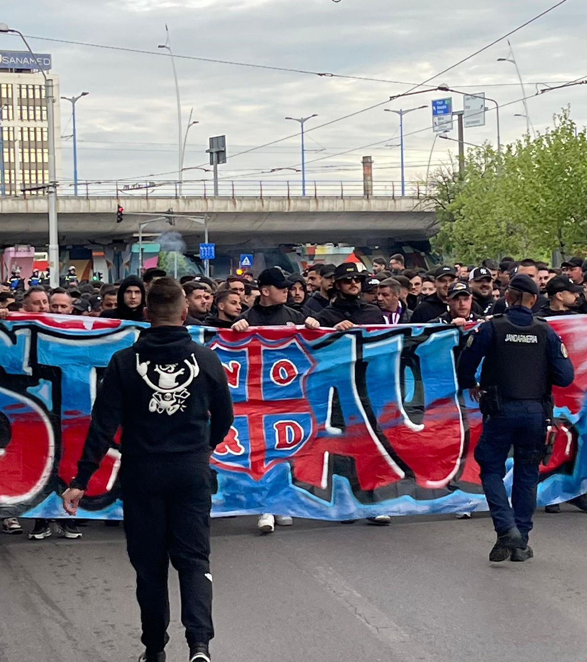 „Ne instigă, îl batem și după aia...”    Jurnalist amenințat  de liderul galeriei FCSB și de alți ultrași! Jandarmeria a intervenit imediat
