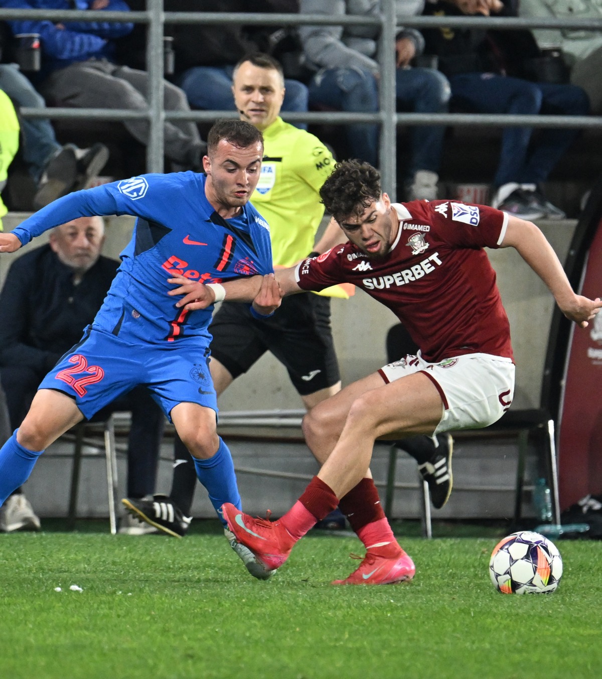 „Nu trebuia să intre!”  Basarab Panduru l-a  criticat dur pe tânărul jucător de la FCSB: „Din momentul ăla,   s-a jucat 10 contra 9”