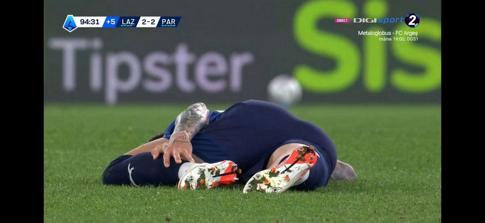 Românul rămâne pe gazon, văitându-se