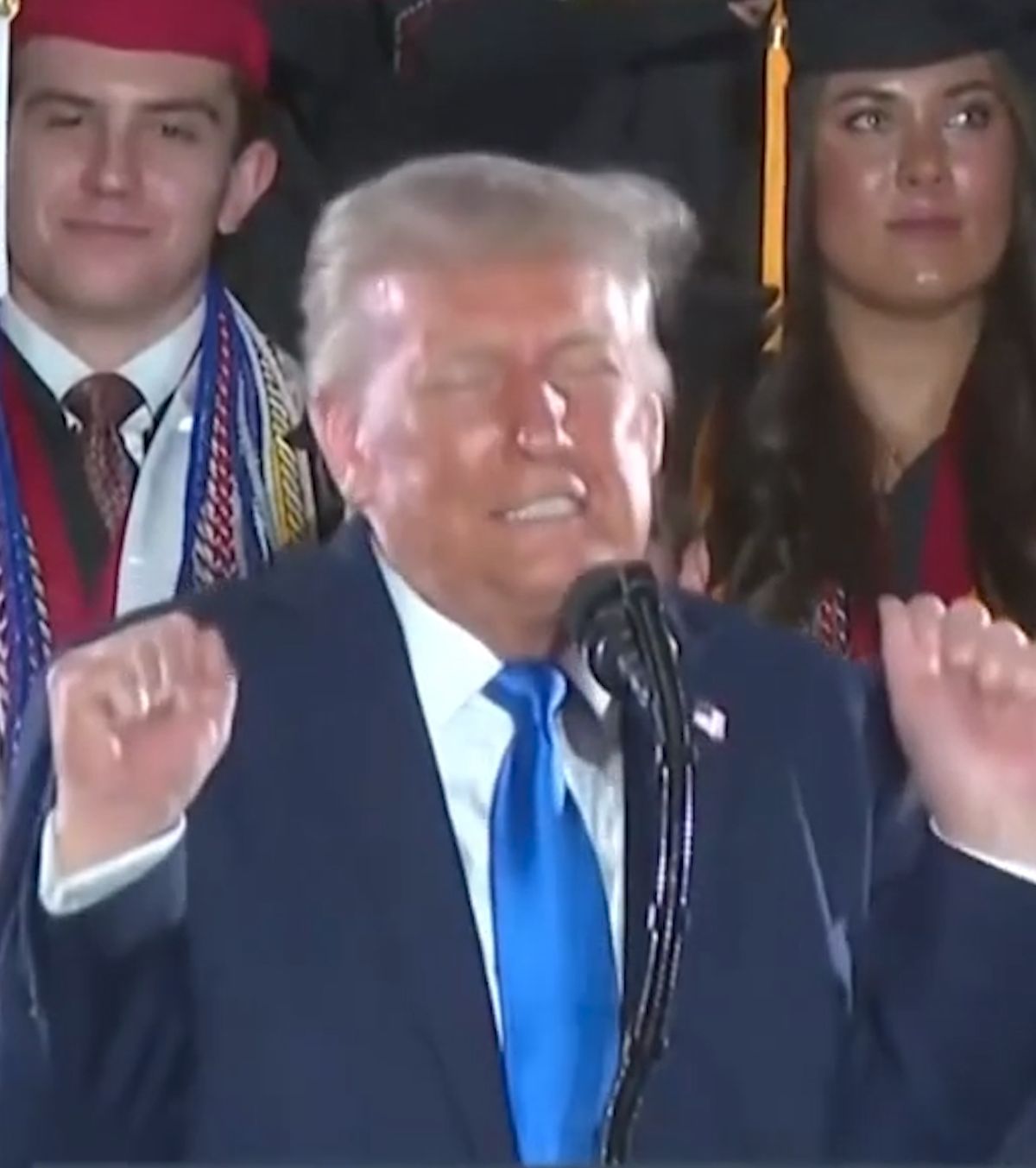 Trump, încă un derapaj    VIDEO.  Președintele SUA, scenetă transfobă: „  Un ratat ca bărbat   doboară recordul cu 54 kg ca femeie” » Episodul invocat e un mister
