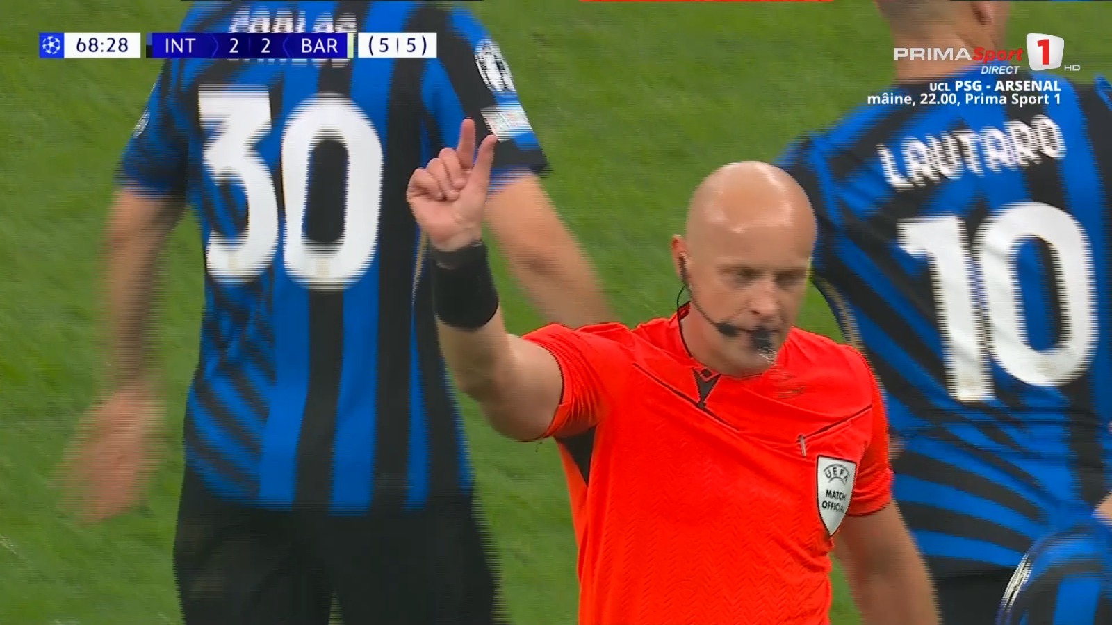 Momentul când arbitrul Szymon Marciniak le arată jucătorilor distanța dintre contact și careul lui Inter (foto: captură Prima Sport)