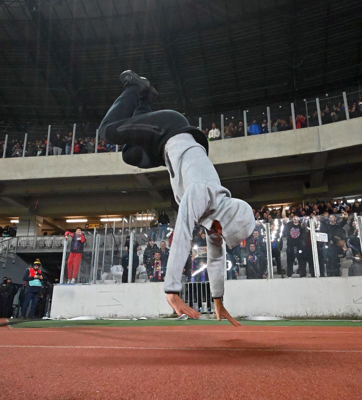 Show de breakdance după titlu     VIDEO        Vali Crețu  a explicat coregrafia din fața fanilor: „Dacă nu știi să te bucuri, nici pe teren nu poți fi 100%”