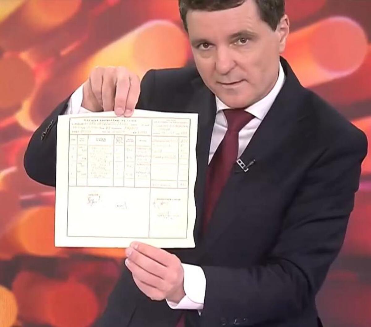 Nicușor Dan și-a prezentat diploma de BAC, după informațiile false apărute în mediul online/ Foto: Digi 24.jpeg
