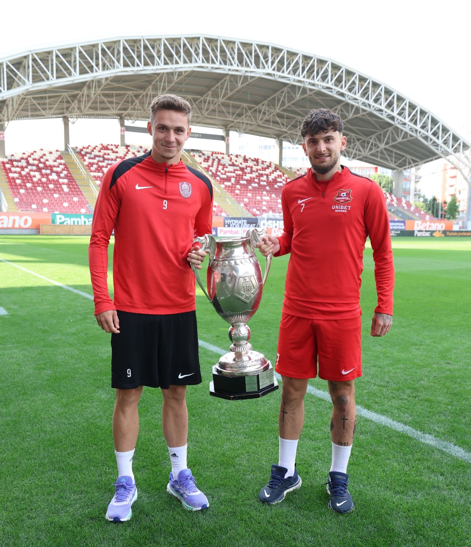 Louis Munteanu și Ianis Stoica, alături de trofeul Cupei României. FOTO Cupa României Betano Facebook