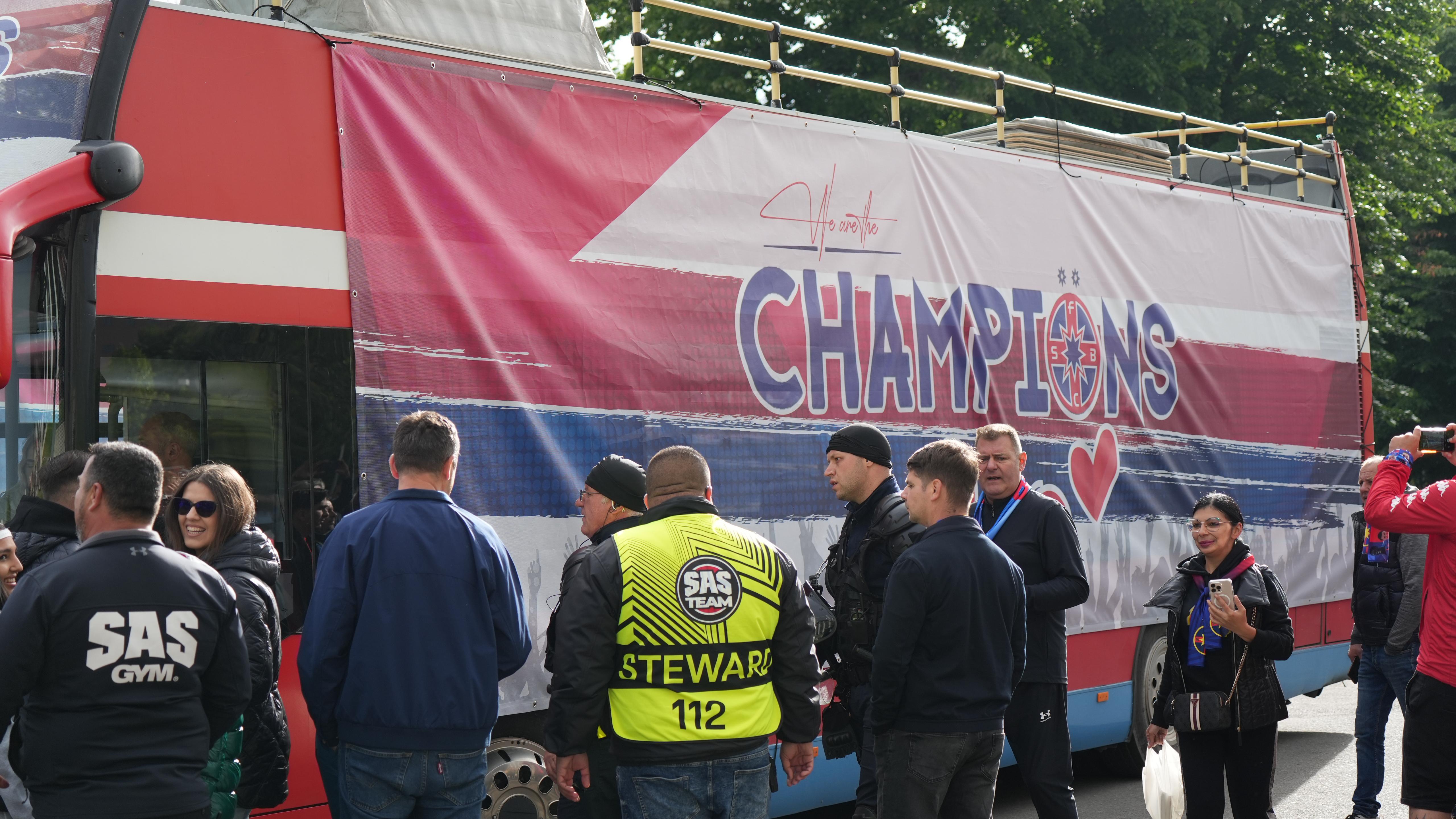Autocarul de sarbatoare al lui FCSB (2).jpeg