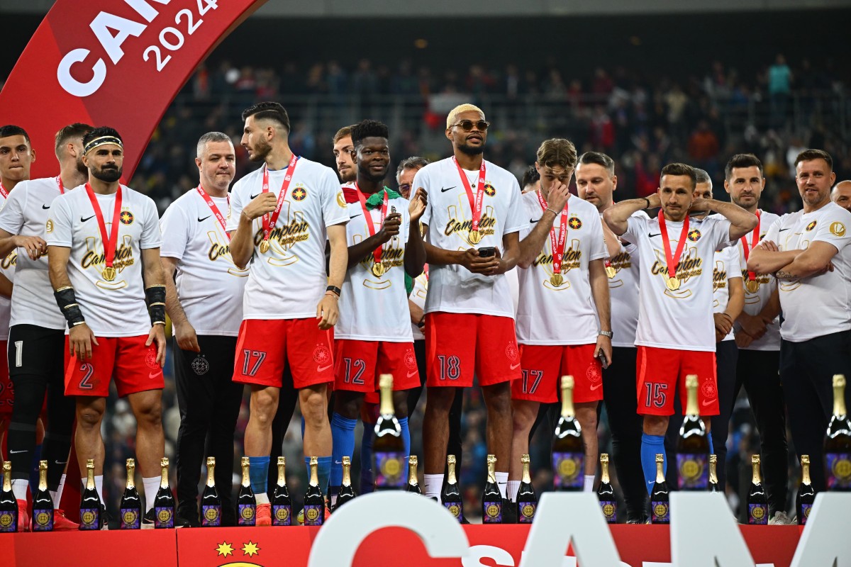 Jucătorii FCSB au primit trofeul și medaliile de campioni. FOTO: Raed Krishan / GOLAZO.ro