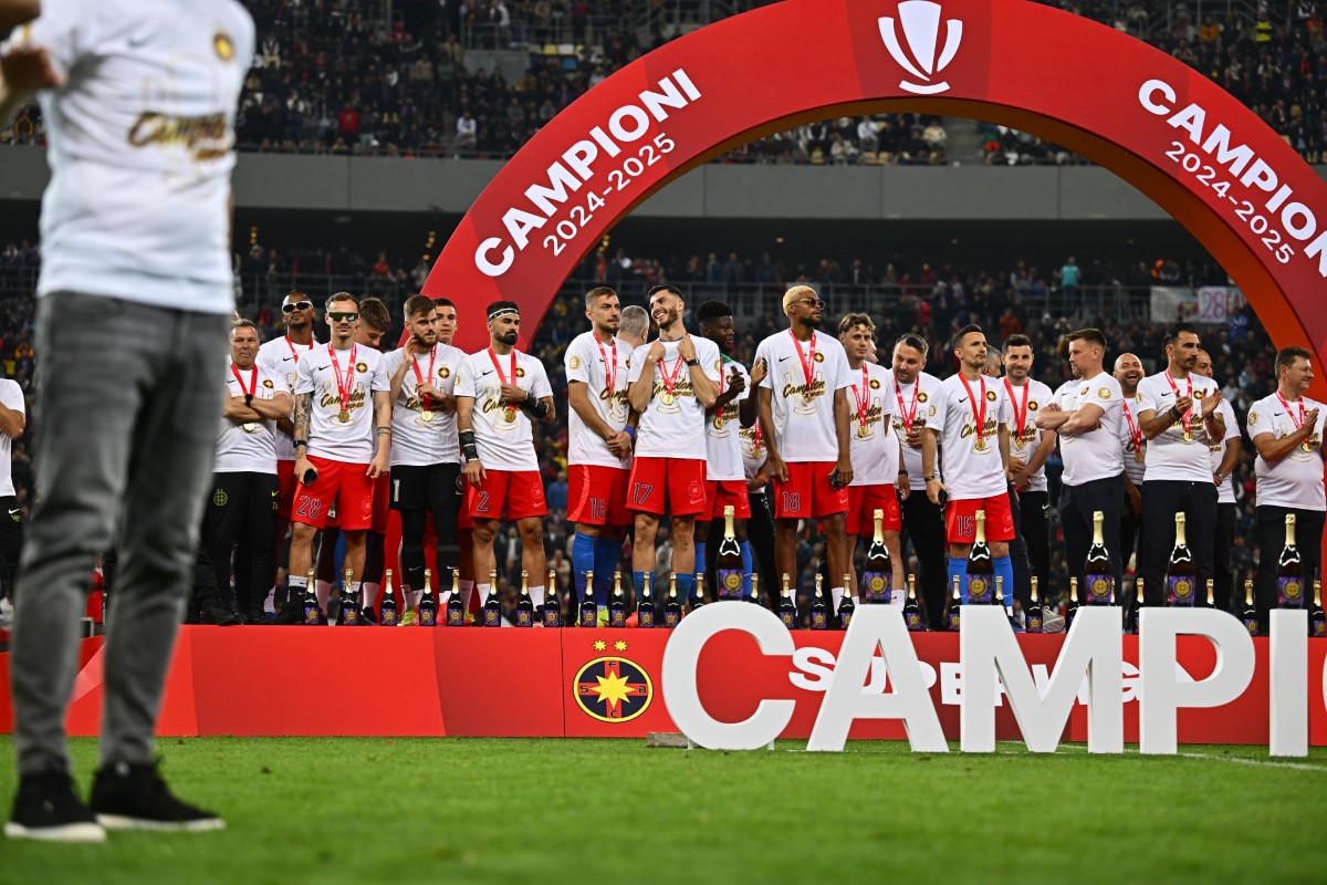 Jucătorii FCSB au primit trofeul și medaliile de campioni. FOTO: Raed Krishan / GOLAZO.ro