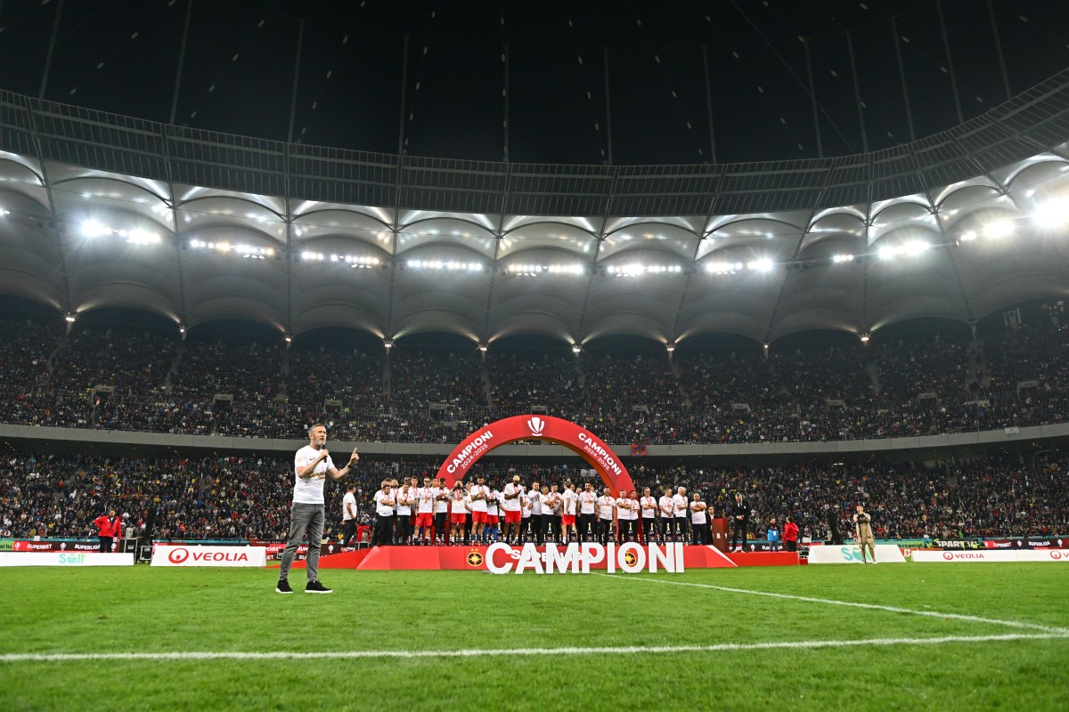 Jucătorii FCSB au primit trofeul și medaliile de campioni. FOTO: Raed Krishan / GOLAZO.ro