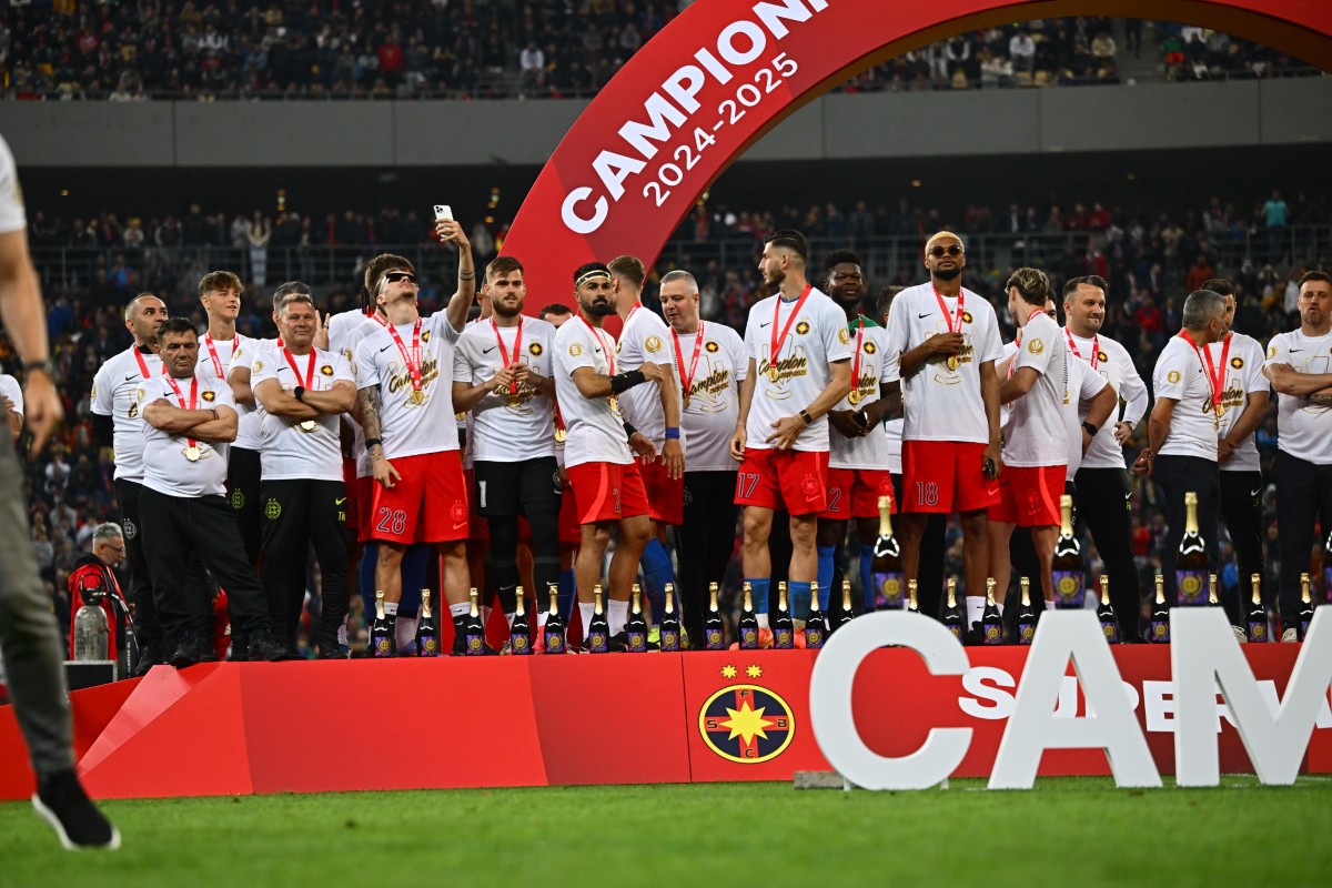 Jucătorii FCSB au primit trofeul și medaliile de campioni. FOTO: Raed Krishan / GOLAZO.ro