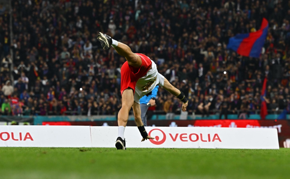 Jucătorii FCSB au primit trofeul și medaliile de campioni. FOTO: Raed Krishan / GOLAZO.ro