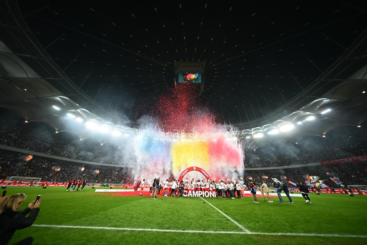 Jucătorii FCSB au primit trofeul și medaliile de campioni. FOTO: Raed Krishan / GOLAZO.ro