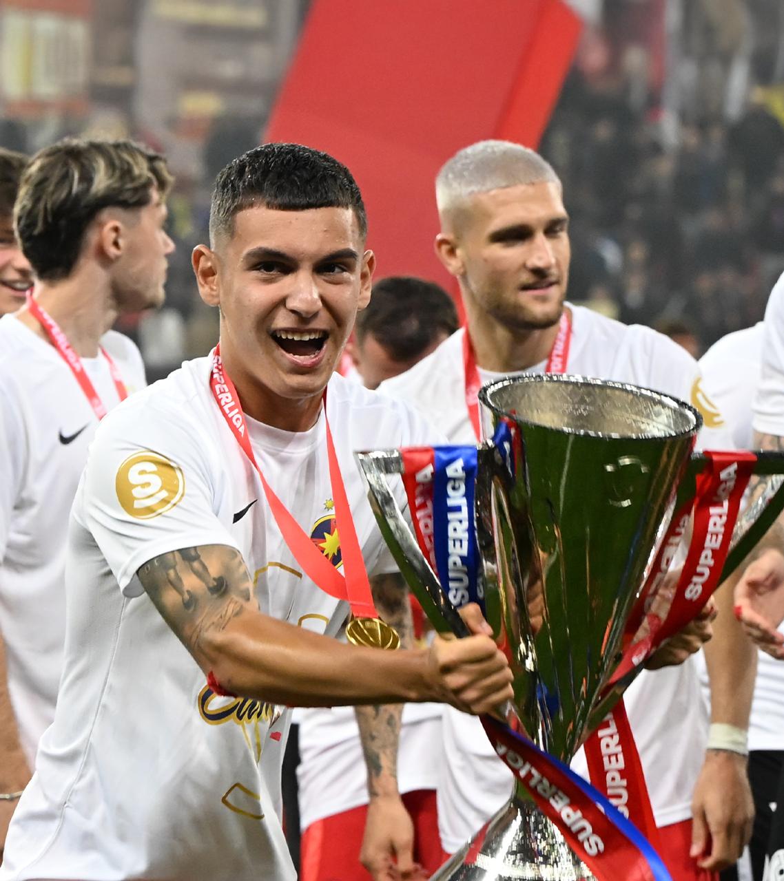 Ionuț Cercel sărbătorind câștigarea titlului cu FCSB/ Foto: GOLAZO.ro