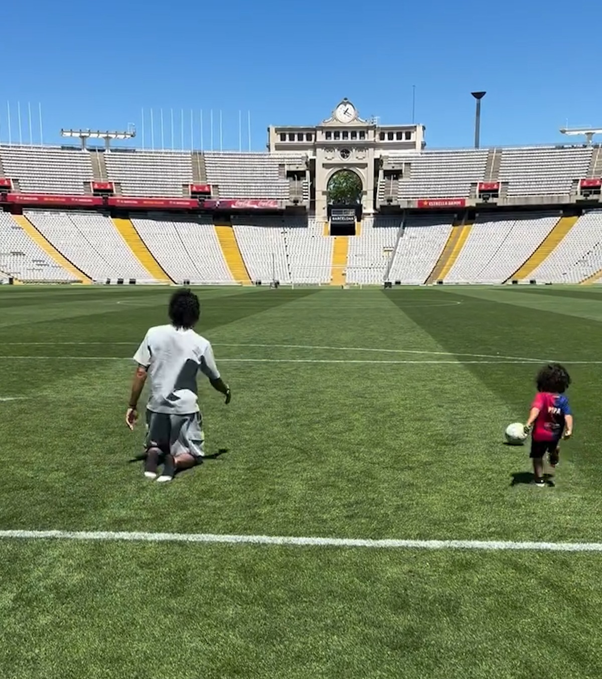 Tradiția lui Raphinha   Brazilianul a traversat terenul în genunchi , după cucerirea titlului în La Liga + Detalii despre   prelungirea contractului  cu Barcelona