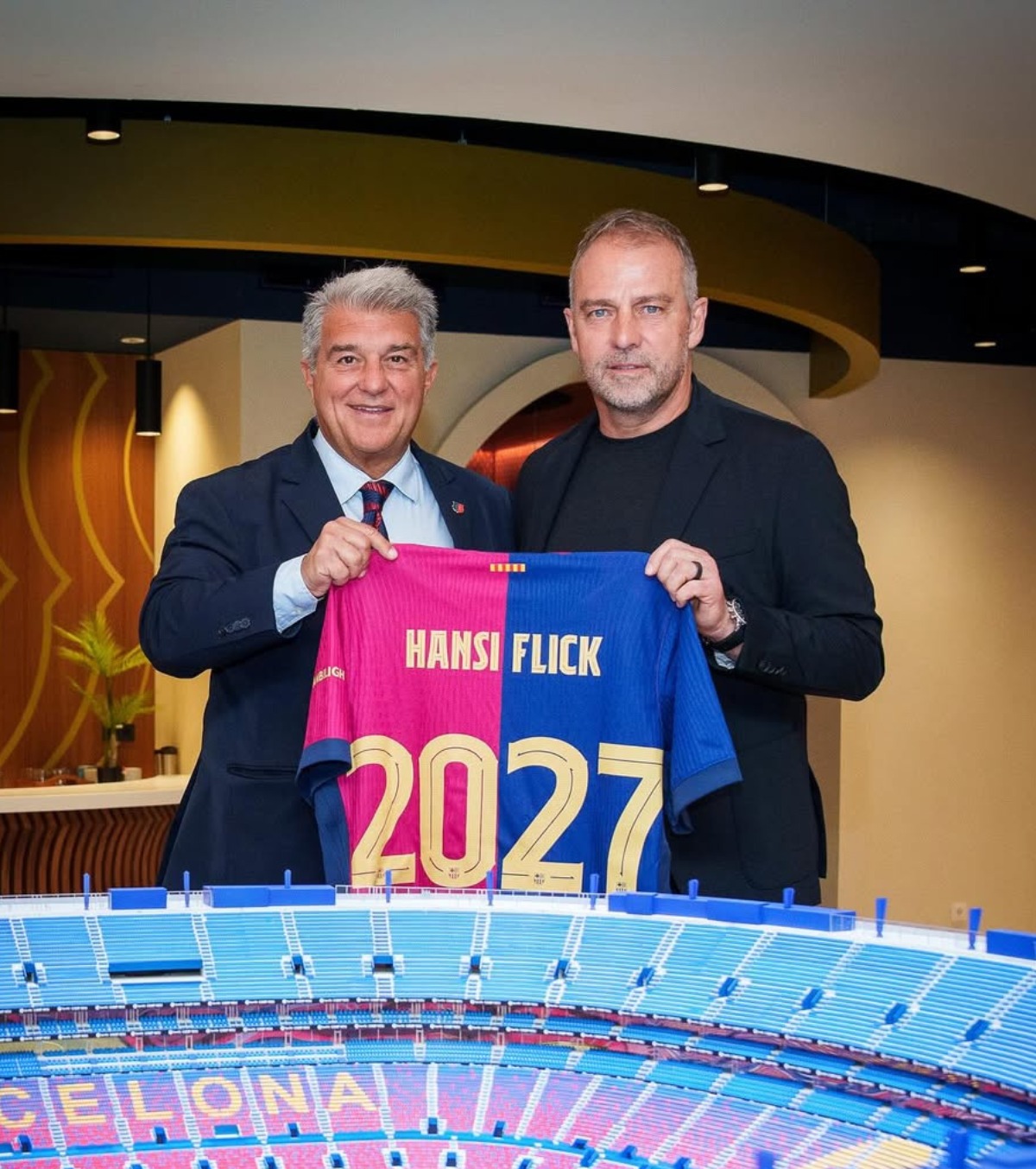 Barcelona l-a convins  Hansi Flick,   contract până în 2027  » Ce se întâmplă cu Raphinha și Lamine Yamal