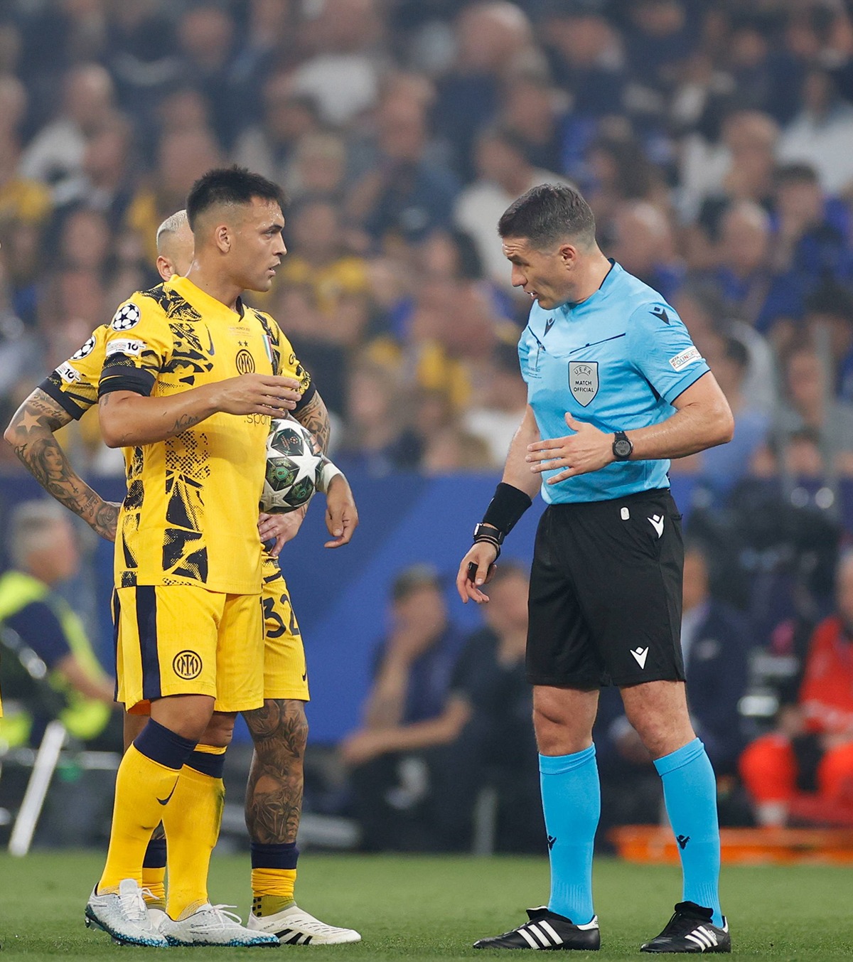 Istvan Kovacs, discuție cu Lautaro Martinez, căpitanul lui Inter Foto: Imago