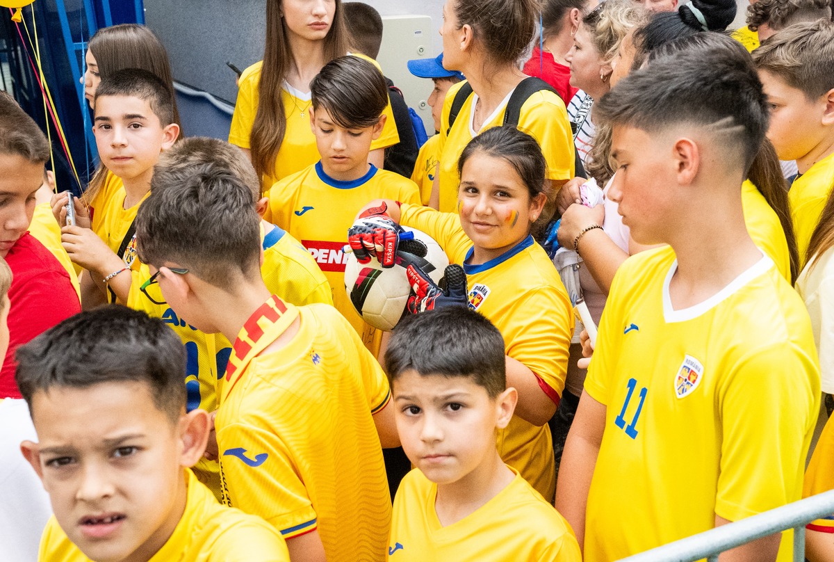 Echipa națională a României, sesiune specială de autografe pentru copii de 1 iunie/ Foto: Raed Krishan - GOLAZO.ro.jpeg