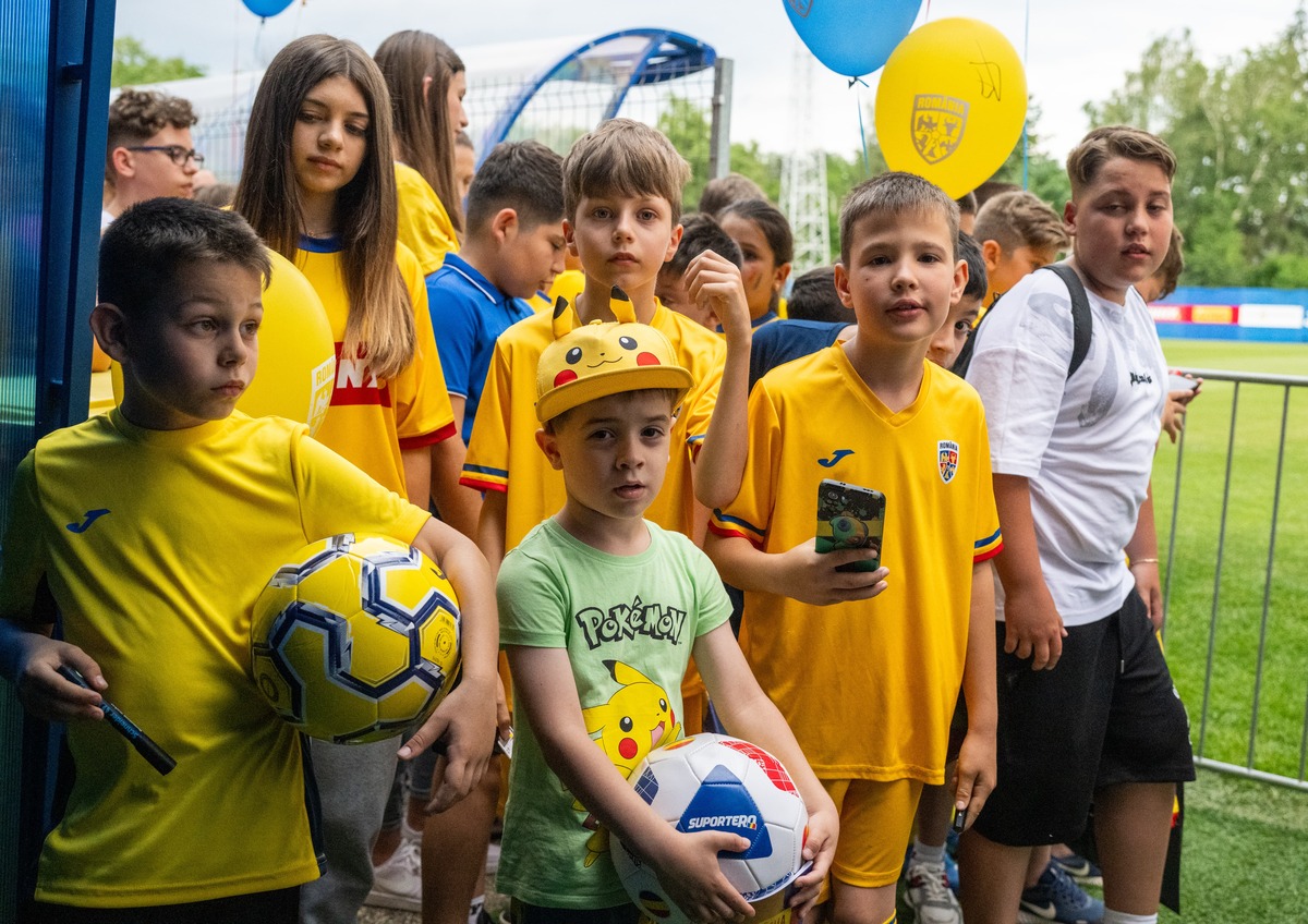 Echipa națională a României, sesiune specială de autografe pentru copii de 1 iunie/ Foto: Raed Krishan - GOLAZO.ro.jpeg