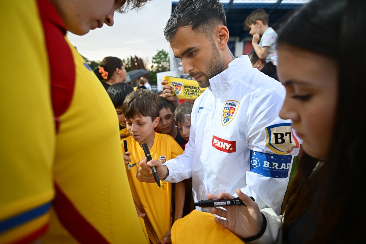 Echipa națională a României, sesiune specială de autografe pentru copii de 1 iunie/ Foto: Raed Krishan - GOLAZO.ro.jpeg