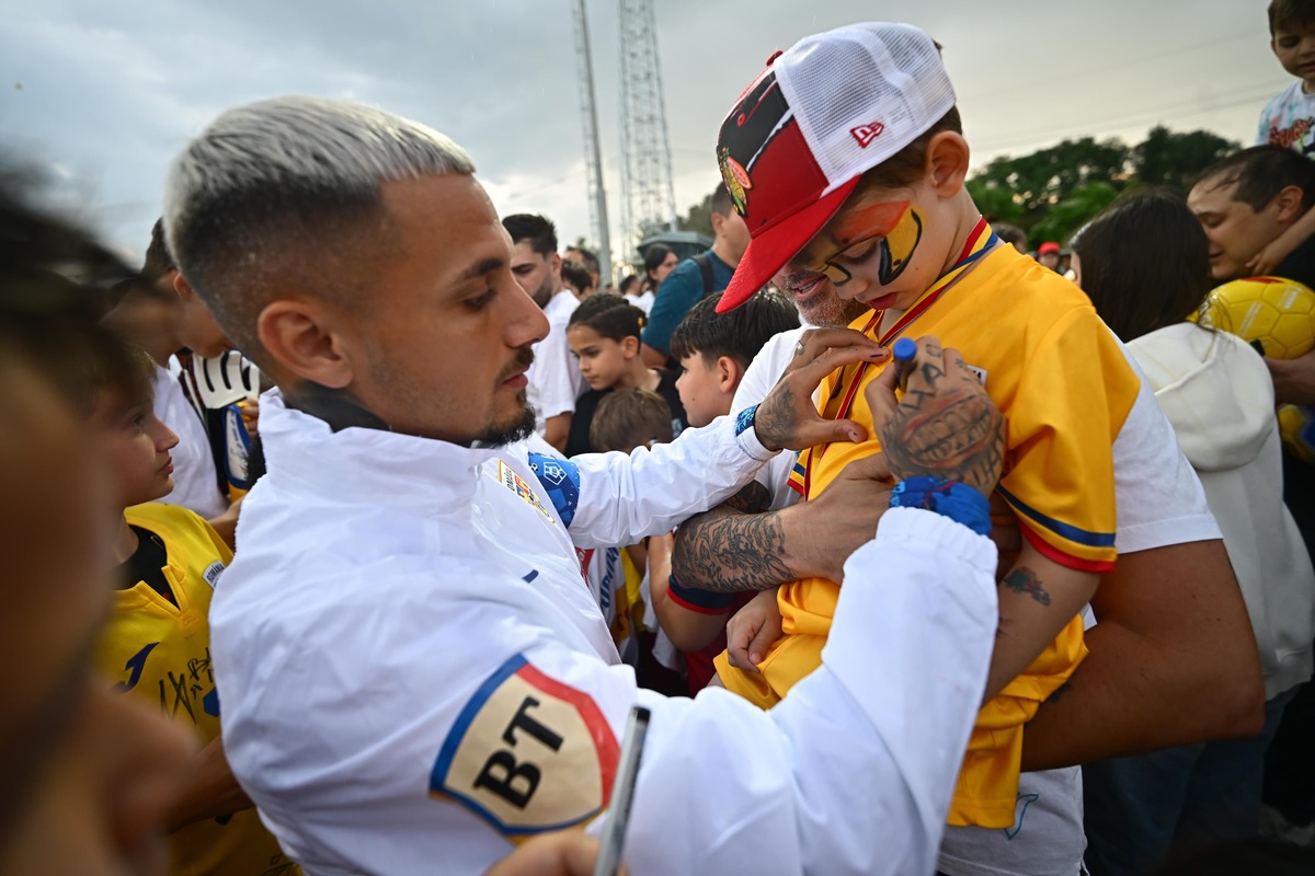 Echipa națională a României, sesiune specială de autografe pentru copii de 1 iunie/ Foto: Raed Krishan - GOLAZO.ro.jpeg