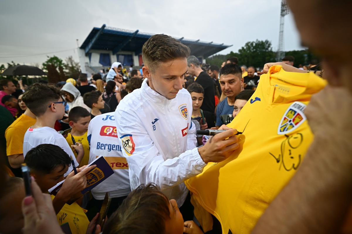 Echipa națională a României, sesiune specială de autografe pentru copii de 1 iunie/ Foto:Raed Krishan - GOLAZO.rojpeg