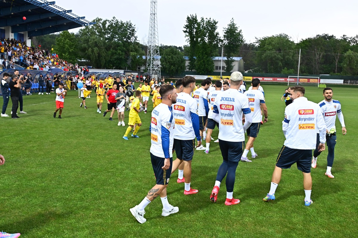 Echipa națională a României, sesiune specială de autografe pentru copii de 1 iunie/ Foto: Raed Krishan - GOLAZO.ro.jpeg