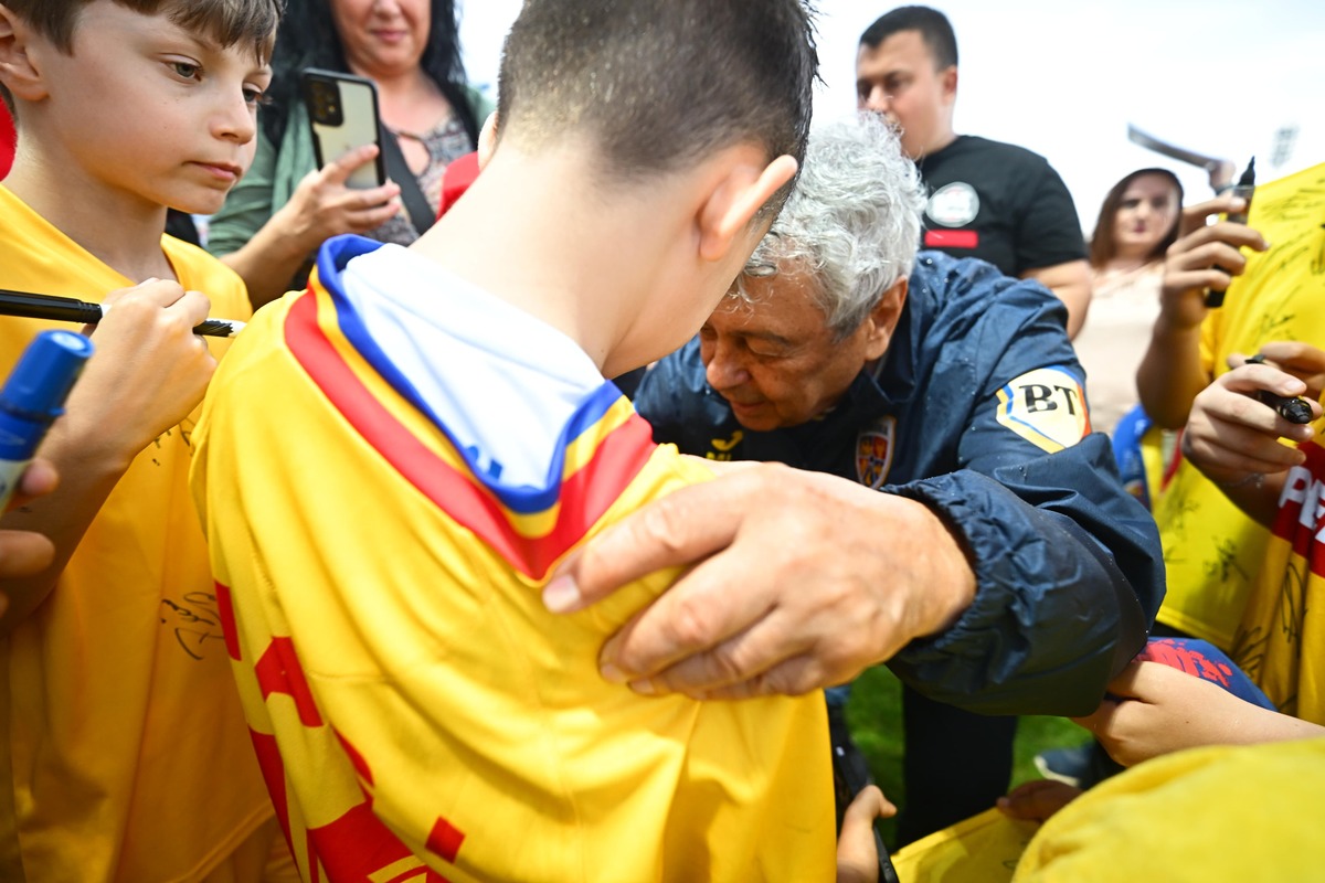 Echipa națională a României, sesiune specială de autografe pentru copii de 1 iunie/ Foto: Raed Krishan - GOLAZO.ro.jpeg
