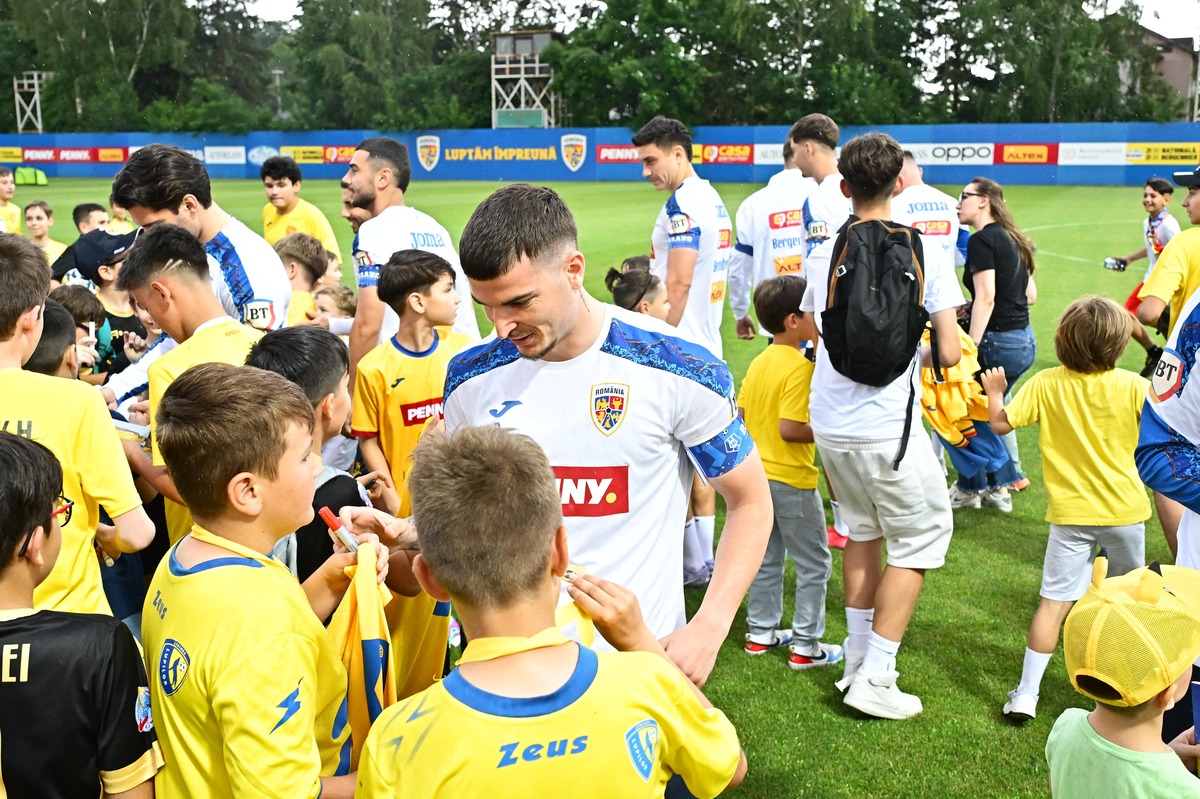 Echipa națională a României, sesiune specială de autografe pentru copii de 1 iunie/ Foto:  Raed Krishan - GOLAZO.ro.jpeg