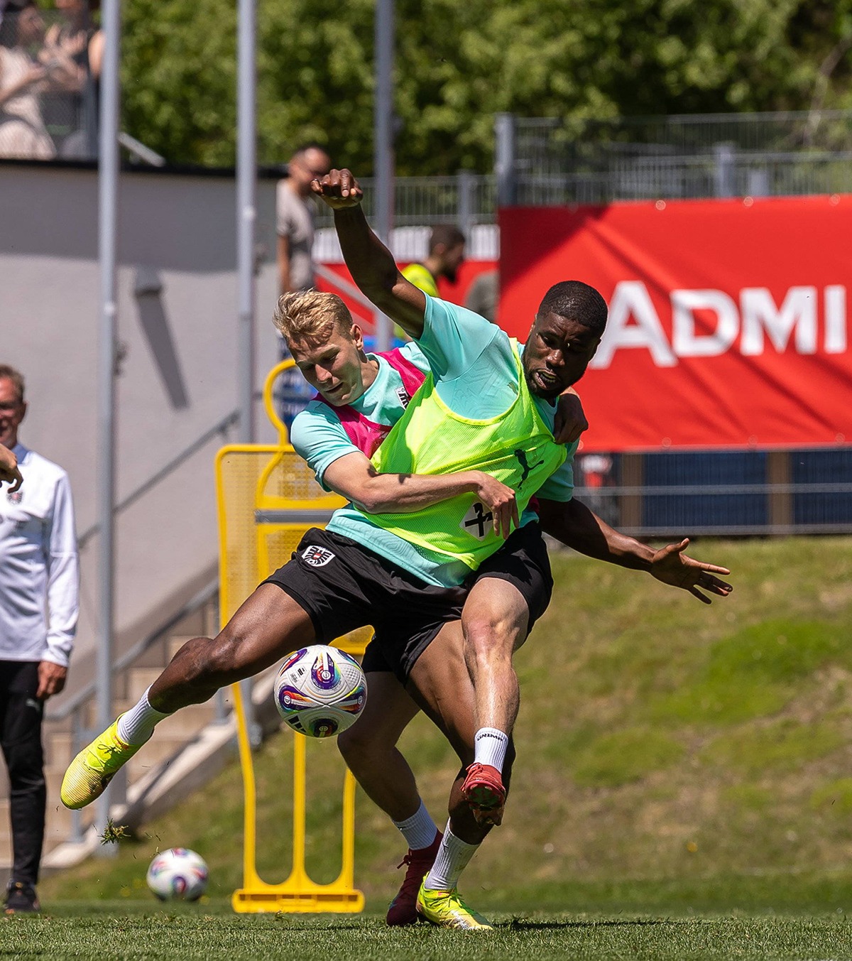 Danso (prim-plan), la pregătirea jocului contra României Foto: Imago