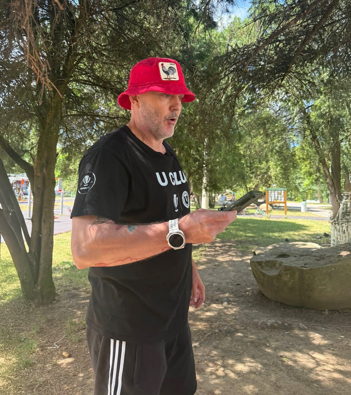 Bătută în parc de un fan U Cluj VIDEO. Scene șocante în mijlocul zilei:  lovită în figură de față cu fetița ei!  