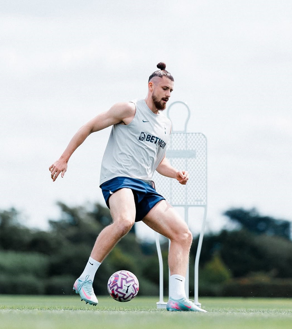 Radu Drăgușin nu va mai purta 6 pe tricou la Tottenham. Va avea 3 din acest an Foto: Instagram