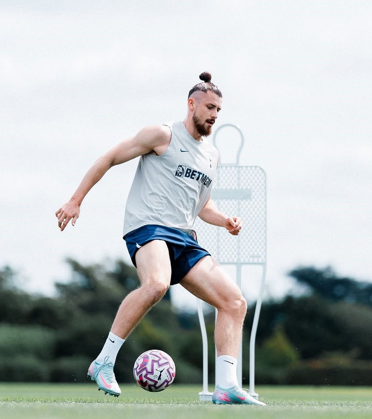 Radu Drăgușin a reluat în iulie antrenamentele individuale la Tottenham Foto: Instagram