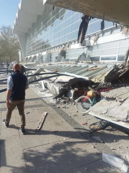 Copertina căzută în gara din Novi Sad. Foto: x.com / @novinarupenziji