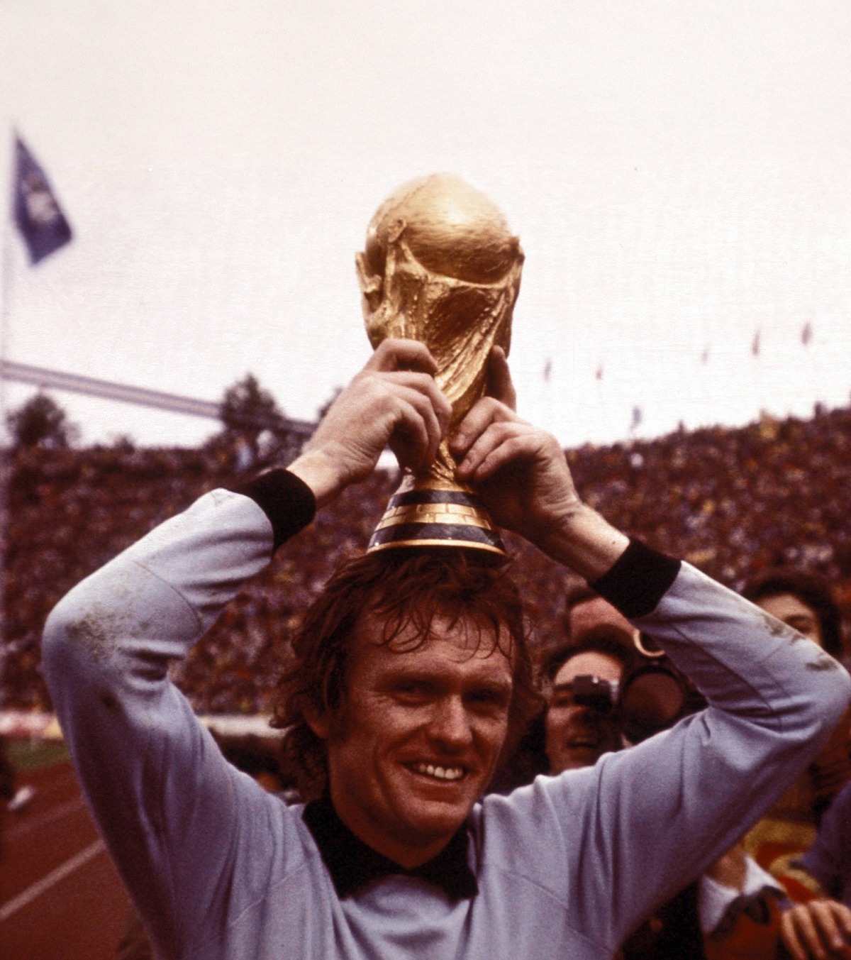 Germanul Sepp Maier și cel mai dorit trofeu al fotbalului, Cupa Mondială: 7 iulie 1974, 2-1 cu Olanda, pe „Olympiastadion” din Munchen Foto: Imago