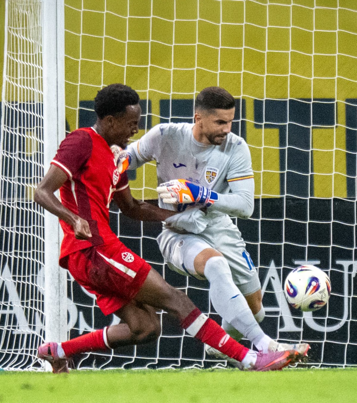 Moldovan, ce gafă! FOTO. Portarul României s-a făcut de râs în meciul cu Canada. Ce s-a întâmplat