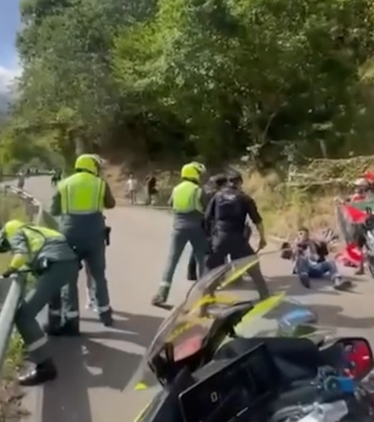 Tensiuni în Turul Spaniei! FOTO . Activiștii pro-Palestina s-au legat cu lanțuri de balustradă! Intervenție în forță pentru eliberarea traseului